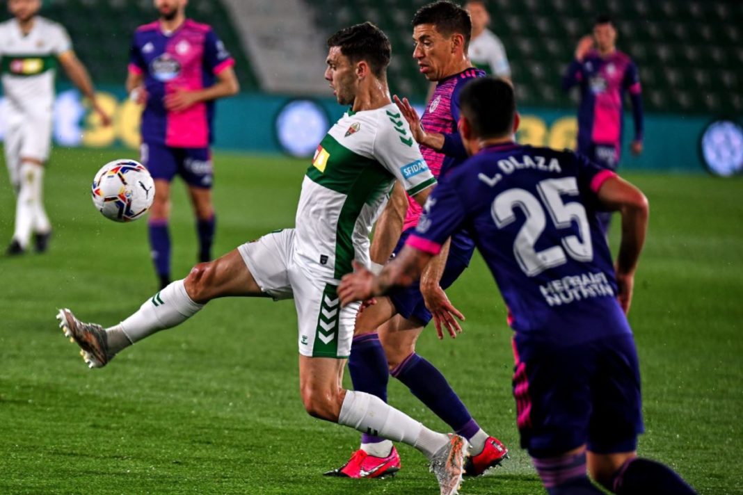Lucas Boyé controla un balón en el Elche-Valladolid