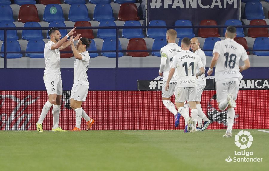 Rafa Mir celebra su segundo gol en el Levante-Huesca